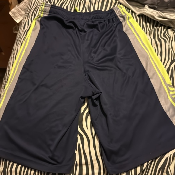 Boys Large Under Armour shorts, like new! - Picture 3 of 5
